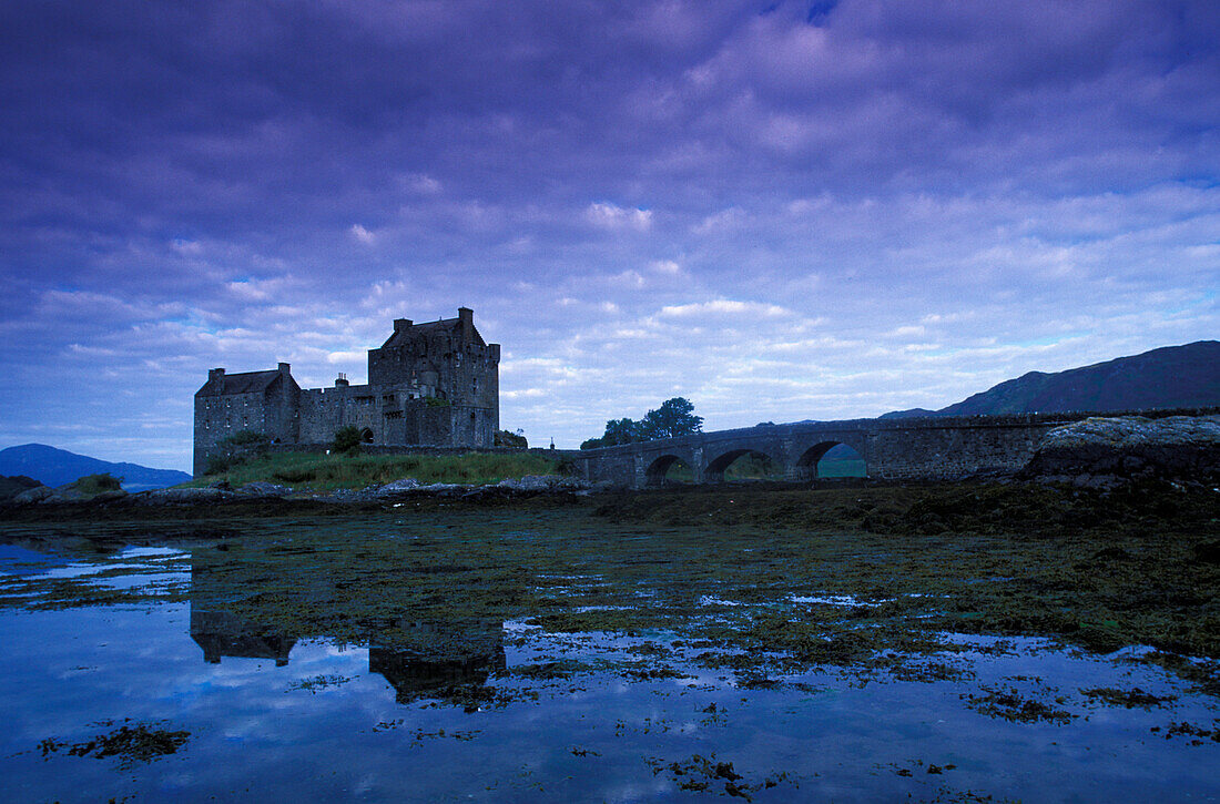 Das Eileen Donan Schloss im Moor am Abend, Ross and Cromarty, Highlands, Schottland, Grossbritannien, Europa