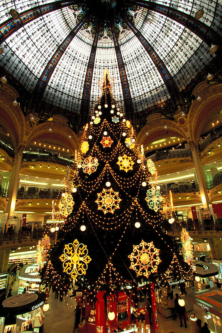 Weihnachtsdekoration in Kaufhaus Galerie Lafayette, Paris, Frankreich, Europa