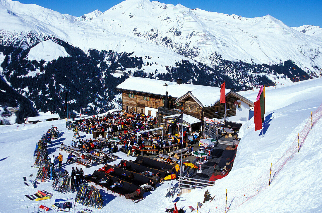 Leute beim Apres Ski an der Fuxägufer Hütte, Jakobshorn, Graubünden, Schweiz
