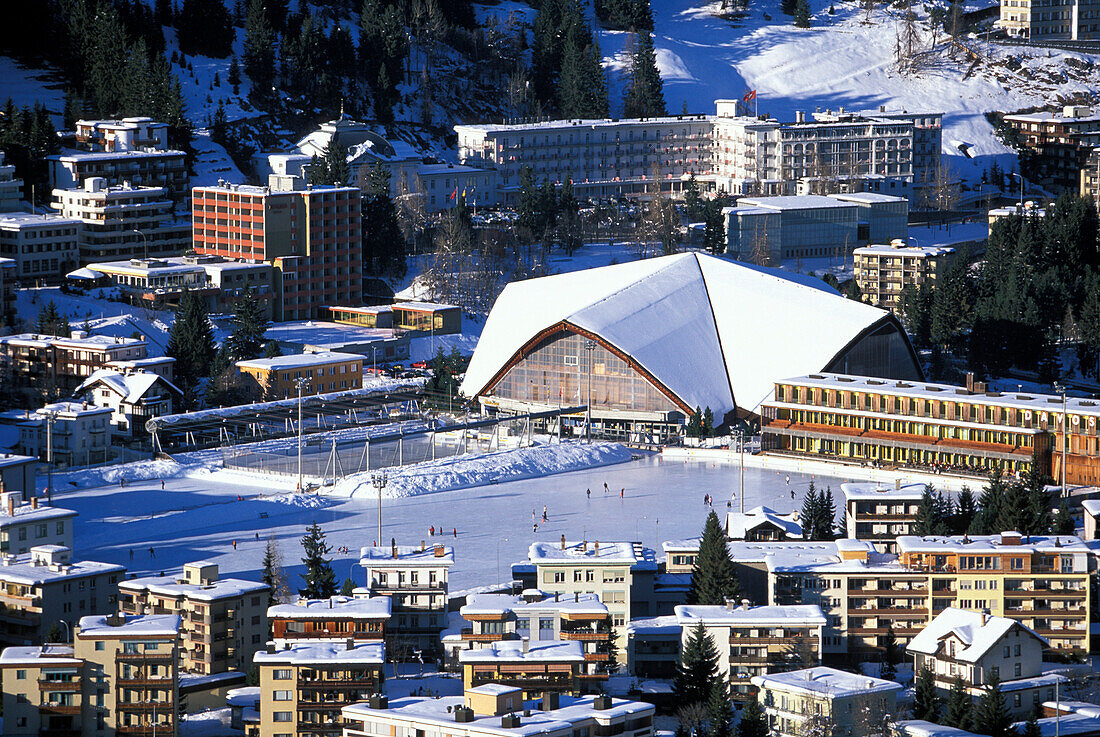 Leute beim Schlittschuhlaufen, Eisstadion, Davos, Graubünden, Schweiz