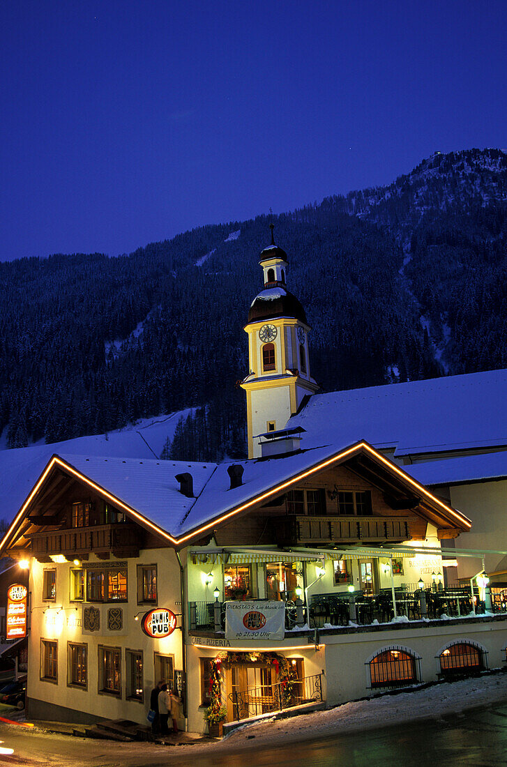 Neustift bei Nacht, Wintersportort, Stubaital, Tirol, Österreich