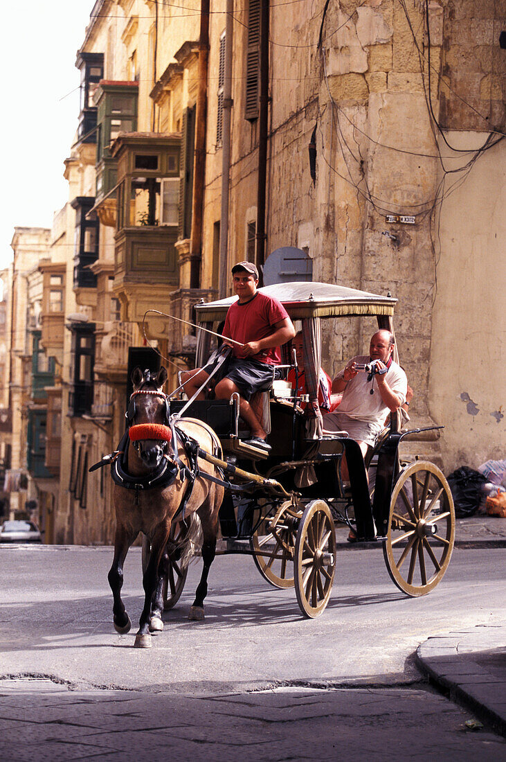 Pferdekutsche in einer Gasse, Valletta, Malta, Europa