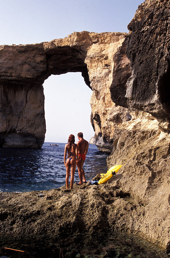 Menschen vor der Felsformation Azur Fenster, Insel Gozo, Malta, Europa