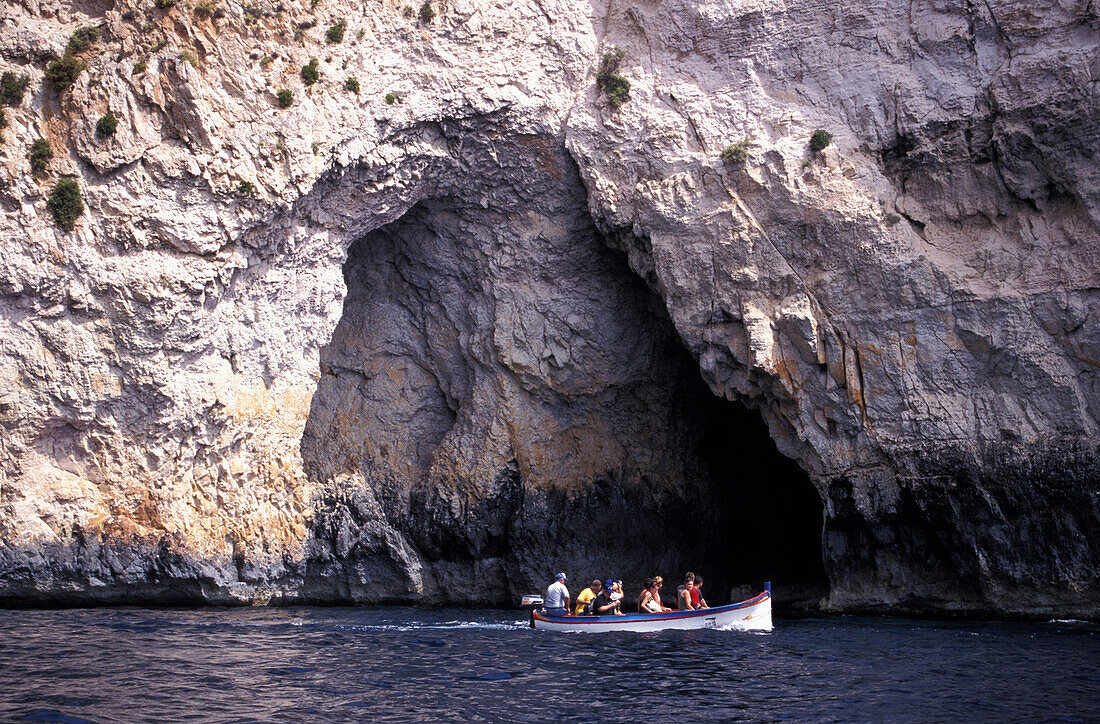Touristen im Boot vor der Blauen Grotte, Malta, Europa