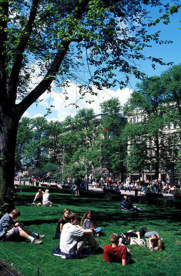 Relaxing People, Esplanade Park, Helsinki, Finnland, Europa