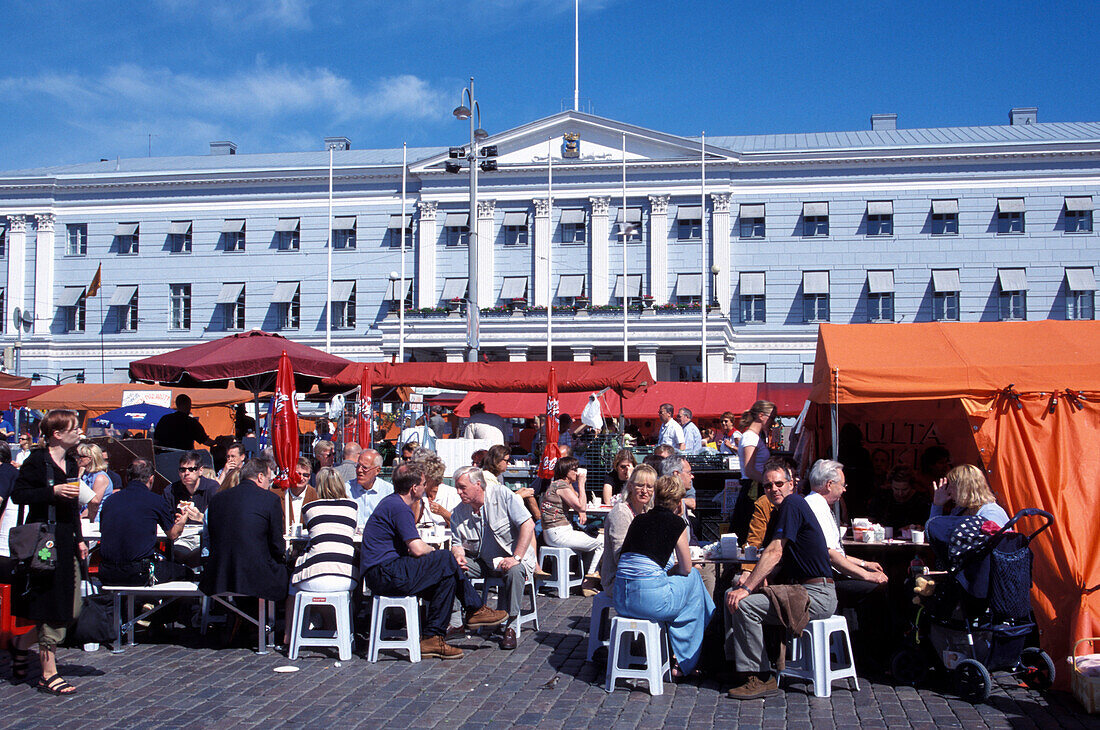 Menschen auf dem Kauppatori Marktplatz, Helsinki, Finnland, Europa