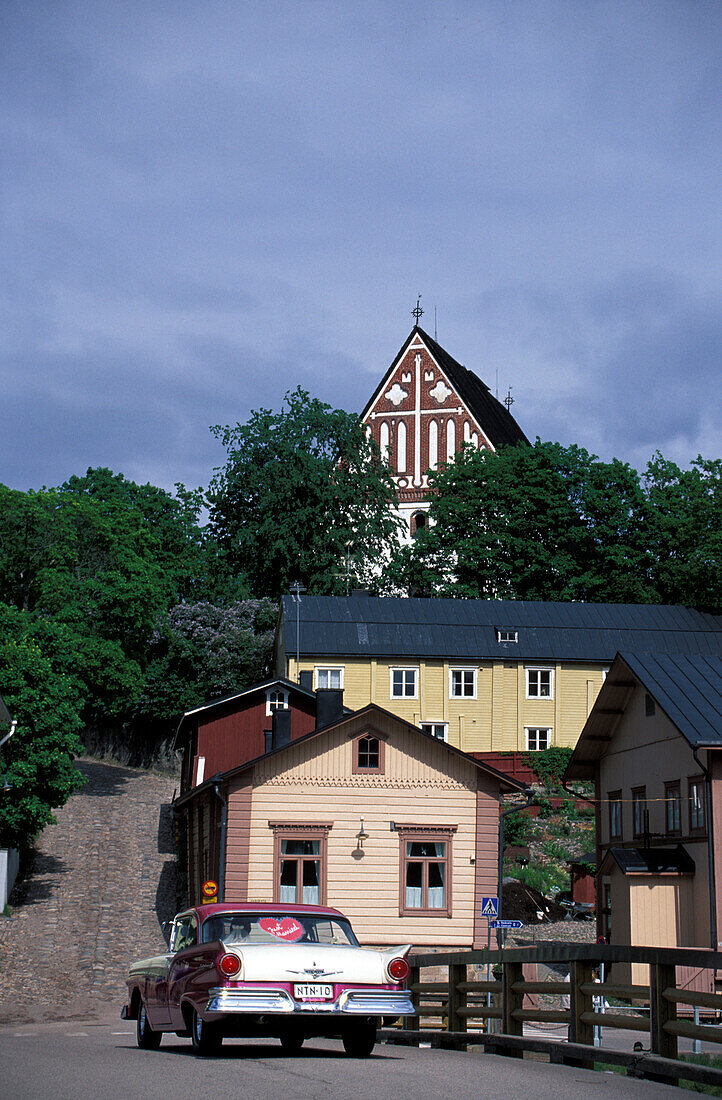 Auto vor historischen Häusern in der Altstadt, Porvoo, Finnland, Europa