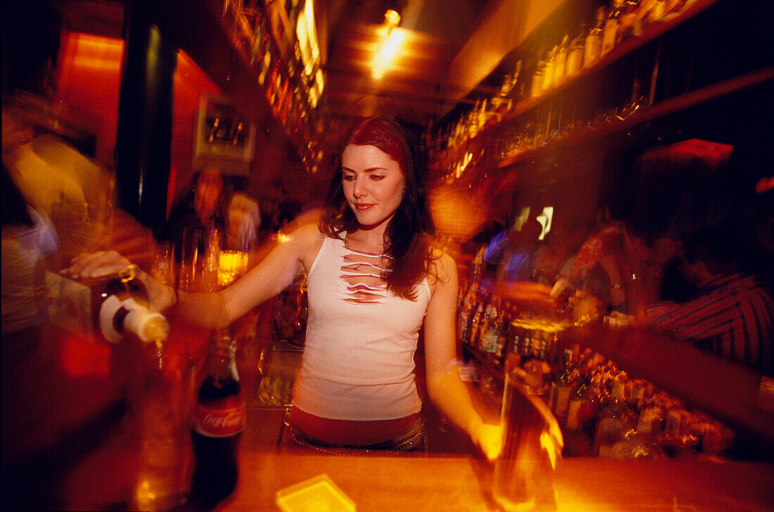 Kellnerin mixt Cocktails, Otto Zutz Club, Nightclub in Gracia, Barcelona, Katalonien, Spanien