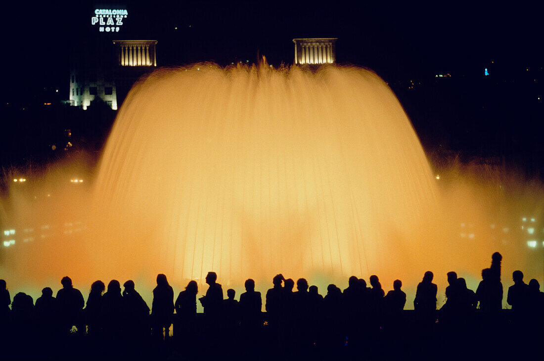 Silhouette von Leute, Magische Springbrunnenanlage mit Fontänen, Font Magica de Montjuic, Palau National, MNAC, Barcelona, Katalonien, Spanien