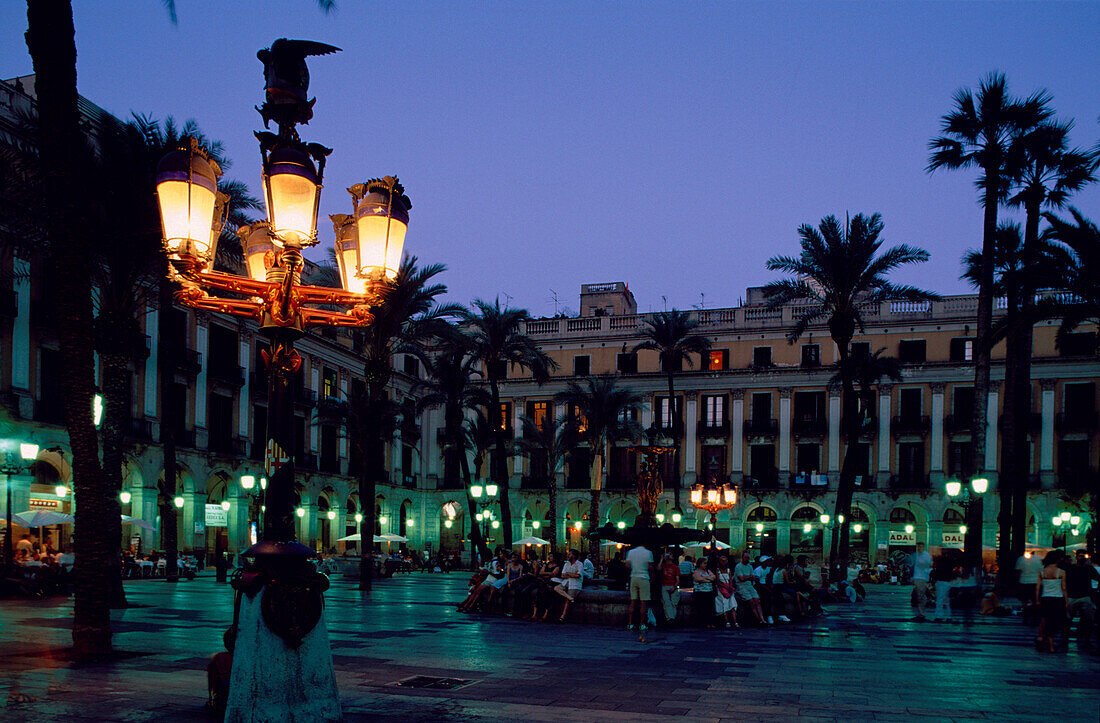 Placa Reial bei Nacht, Barcelona, Katalonien, Spanien