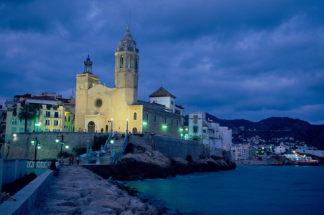 Santa Thekla Kirche bei Nacht, Sitges, Costa del Garraf, Spanien