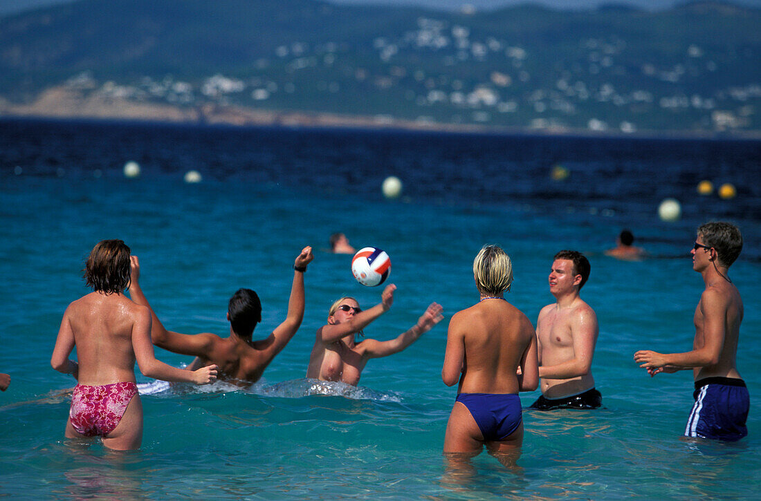 Volleyballspiel, Meer, Cala Bassa, Sant Antoni, Ibiza Balearen, Spanien