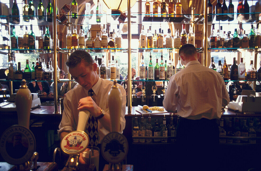 Barman at Tiles Bistro, Edinburgh Scotland, Großbritannien