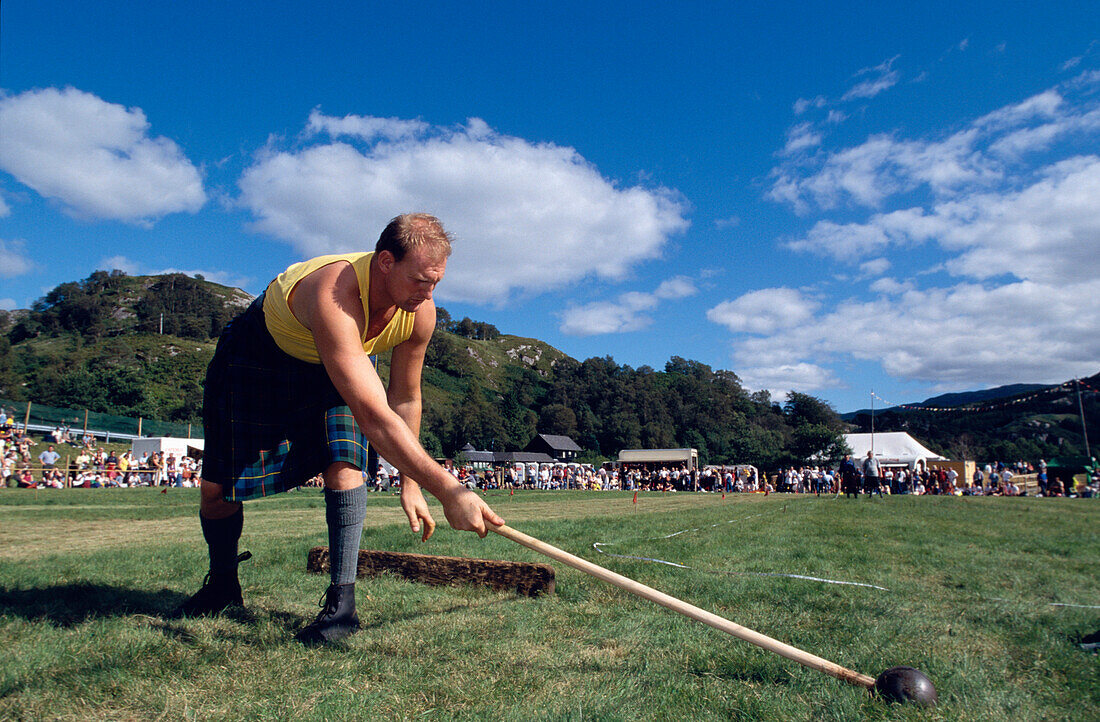Mann im Kilt mit einem Wurfhammer, Glenfinnan Highland Games, Invernesshire, Schottland, Grossbritannien, Europa