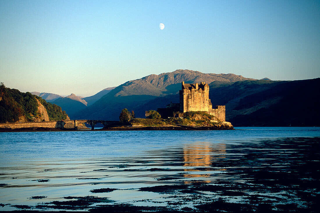 Eilean Donan Schloss am See Loch Duich bei Sonnenuntergang, Ross and Cromarty, Highlands, Schottland, Grossbritannien, Europa