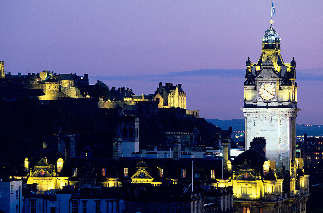 Balmoral Hotel und Schloss bei Nacht, Edinburgh, Schottland, Grossbritannien, Europa