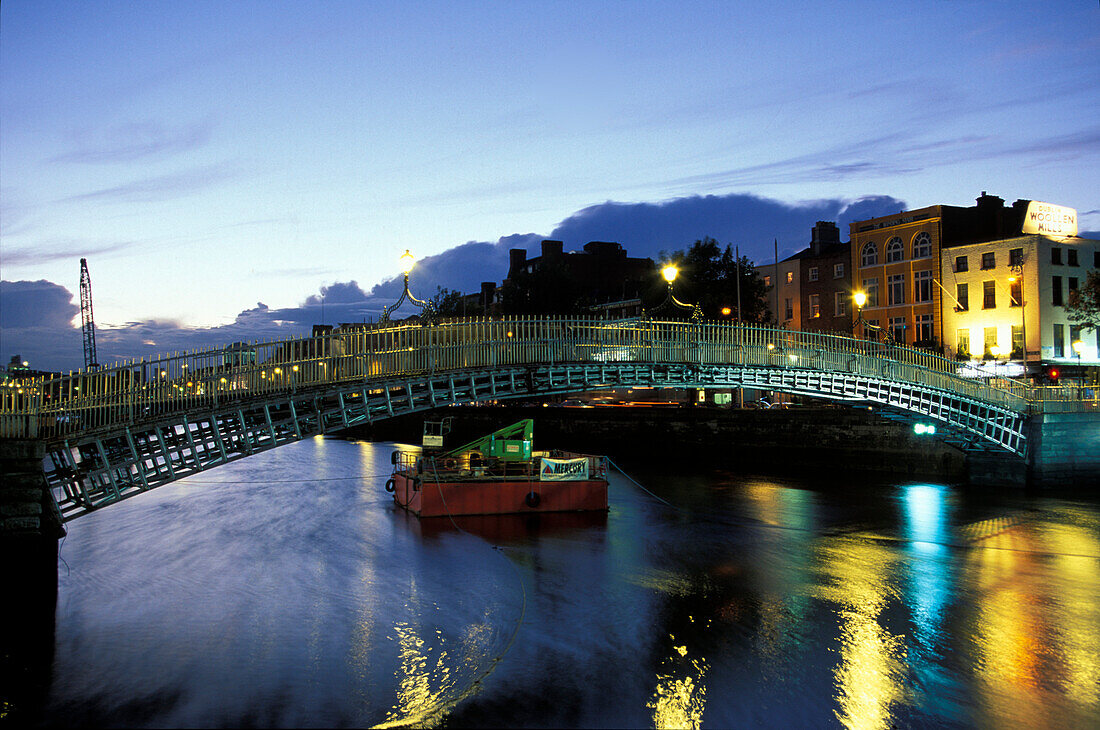 Brücke in der Abenddämmerung, Half Penny Bridge, Dublin, Irland