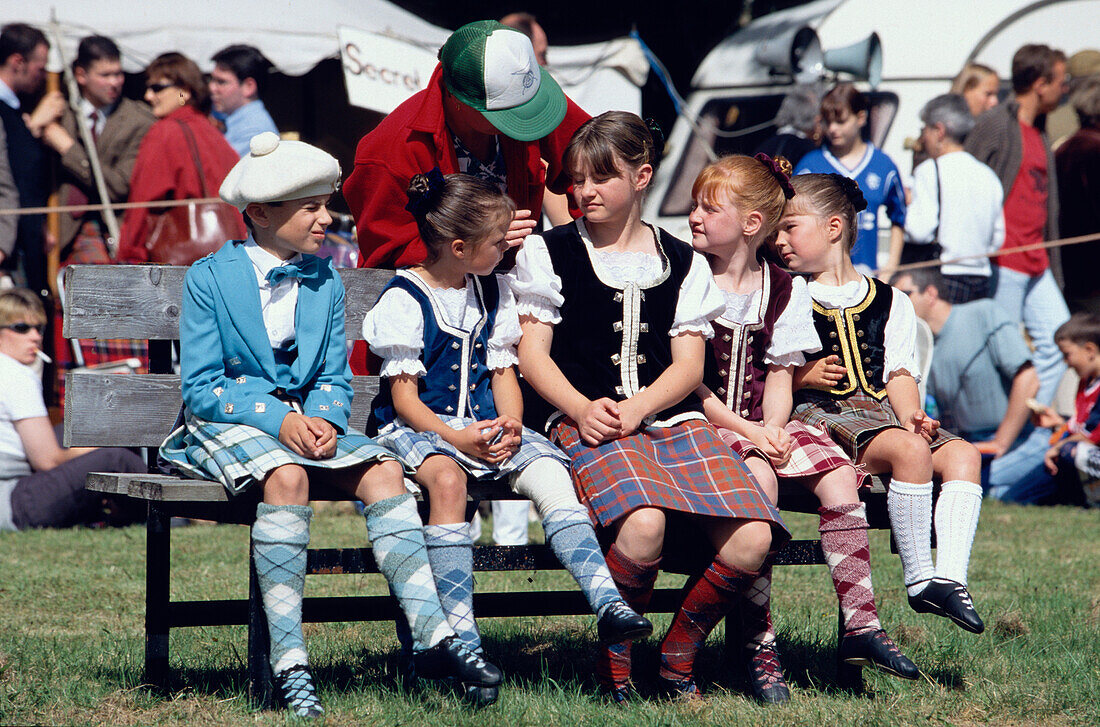 Highland Fling Dancer on park bench, Glenfinnan Highland Games Ivernesshire, Scotland, Großbritannien