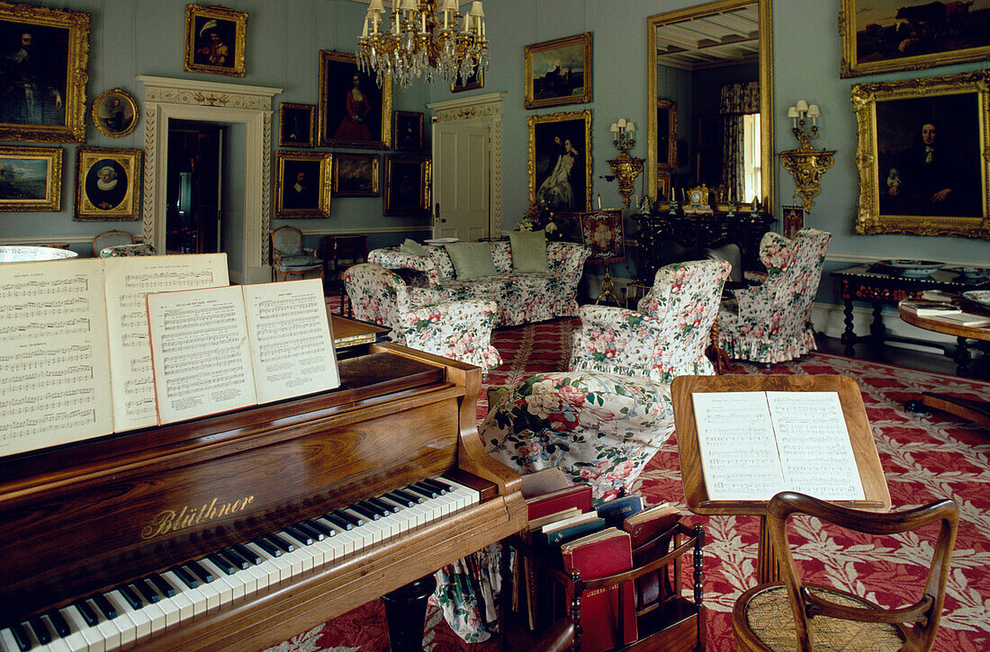 Menschenleeres Musikzimmer im Schloss Brodie, Morayshire, Grampian, Schottland, Grossbritannien, Europa