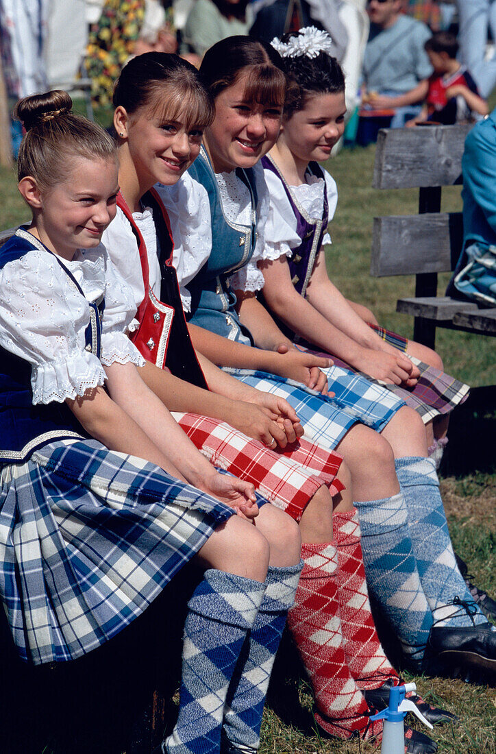 Highland Fling Dancers, Mädchen auf einer Bank, Glenfinnan Highland Games, Invernesshire, Schottland, Grossbritannien, Europa