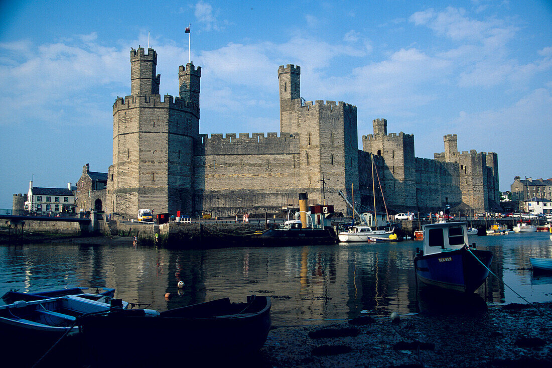 Boote vor Schloss Caernarfon an der Küste, Gwynedd, Wales, Grossbritannien, Europa