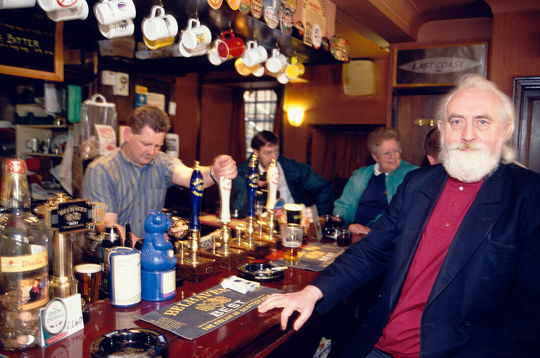 Man in a Pub, Edinburgh Scotland, Großbritannien