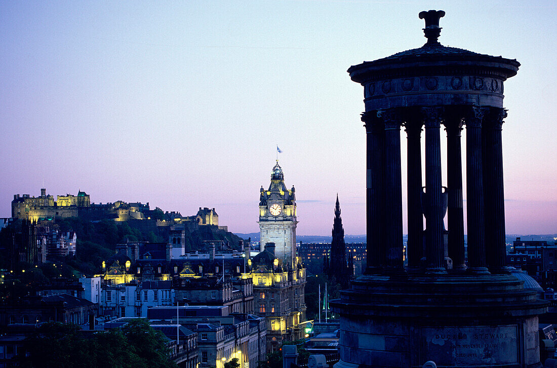 Aussicht auf die Stadt vom Carlton Hill am Abend, Edinburgh, Schottland, Grossbritannien, Europa