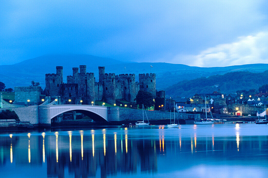 Conwy Castle im Abendlicht, Gwynedd, Wales, Großbritannien