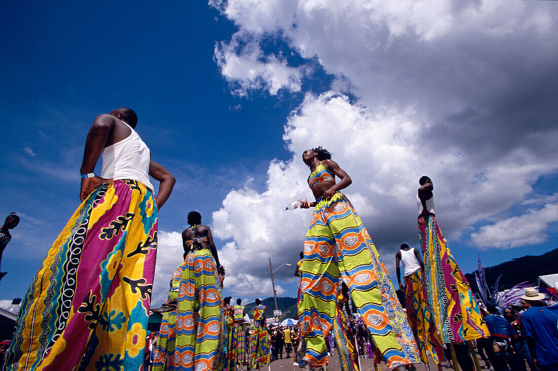 Stelzenläufer, die Moko Jumbies, beim Karnevalsumzug, Port of Spain, Trinidad und Tobago, Karibik