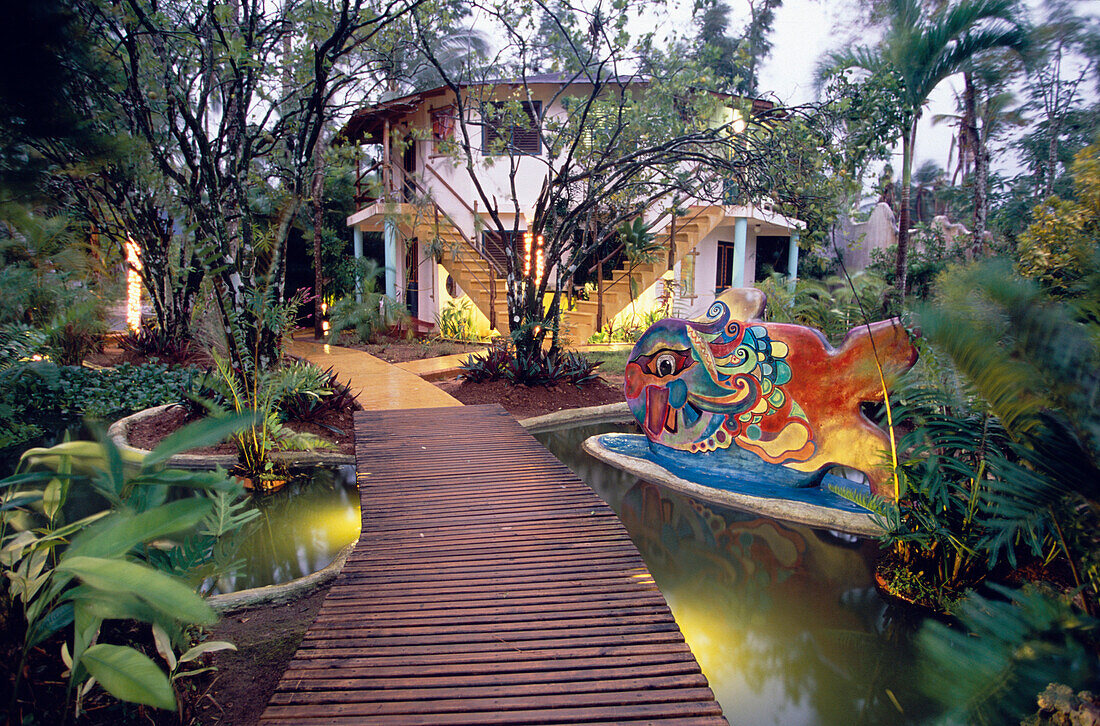 Coyamar Hotel mit tropischen Garten und Teich, Playa Bonito in Las Galeras, Samana Peninsula, Dominikanische Republik, Karibik