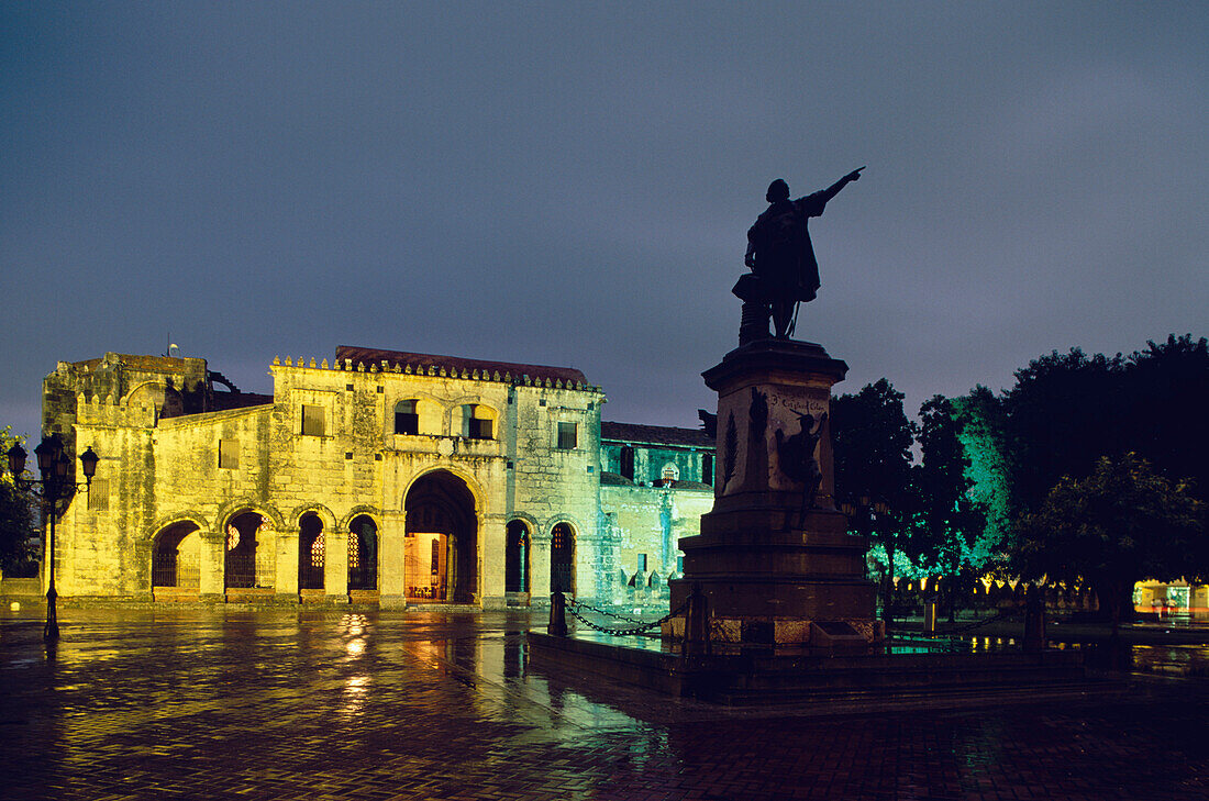 Statue von Kolumbus und Casa de Borgella im Abendlicht, Plaza Colon bei Nacht, Santo Domingo, Dominikanische Republik, Karibik