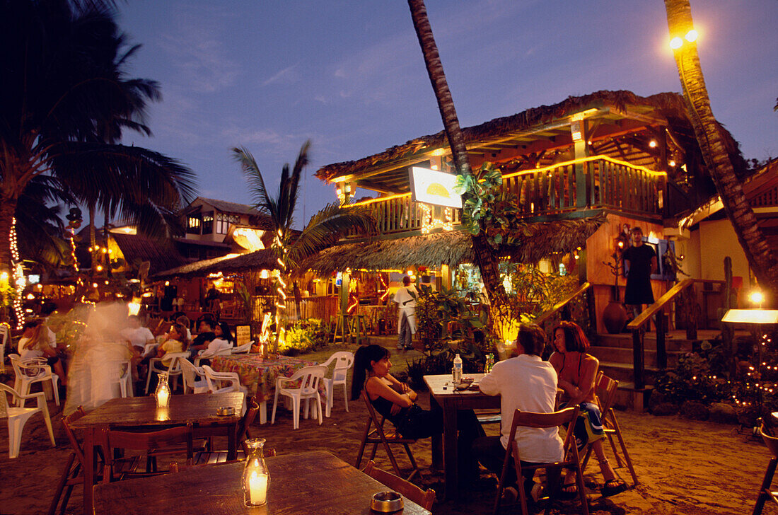 Bars und Restauranten am Strand von Cabarete, Dominikanische Republik, Karibik