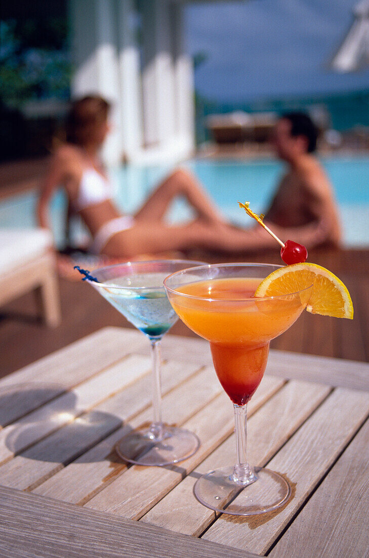 Paar hinter Cocktail am Pool von Casa Colonial Beach and Spa, the Playa Dorada, Puerto Plata, Dominican Republic, Karibik