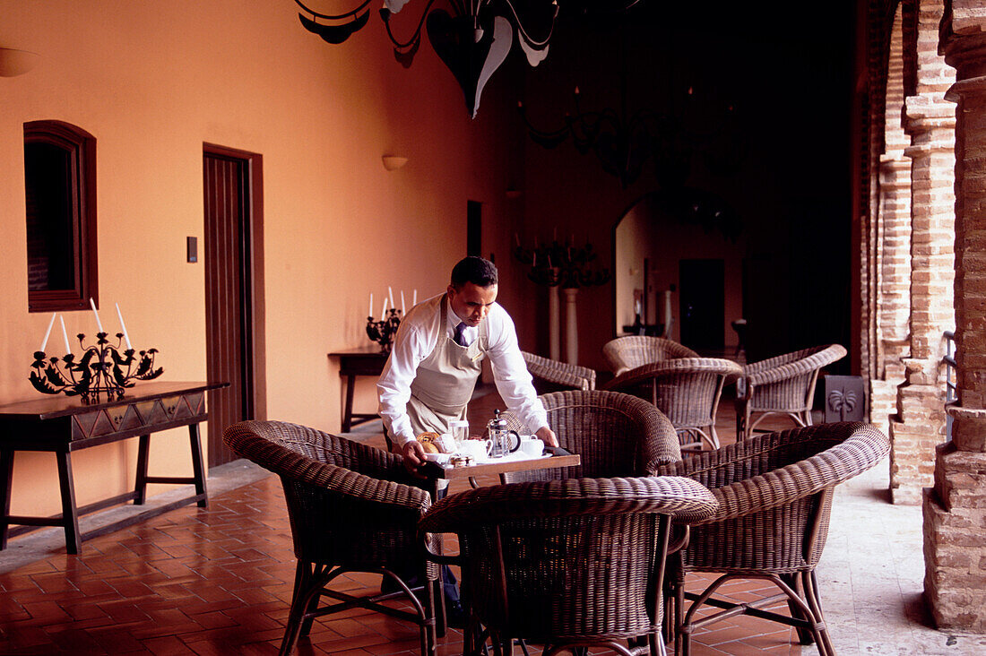 Kellner serviert Frühstück in einem Hotel, Santo Domingo, Dominikanischen Republik