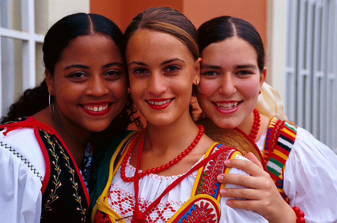 Jünge Frauen in traditionellen Kostümen, La Orotava, Teneriffa, Kanarische Inseln, Spanien, Europa