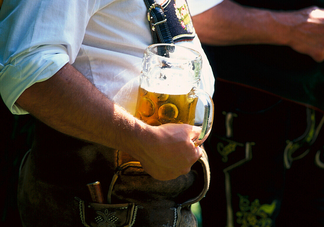 Mann mit Maß Bier, Bayern, Deutschland