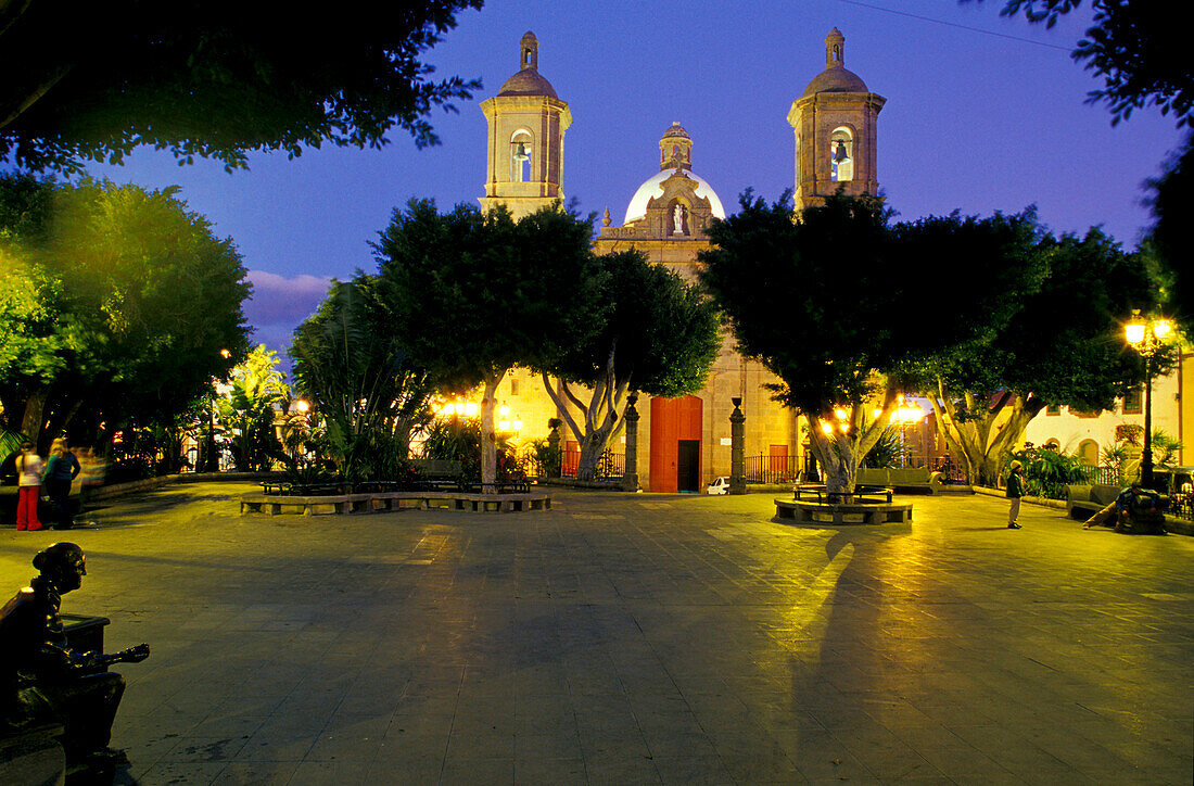 Blick auf die beleuchtete Kirche von Agüimes, Kanarische Inseln, Spanien
