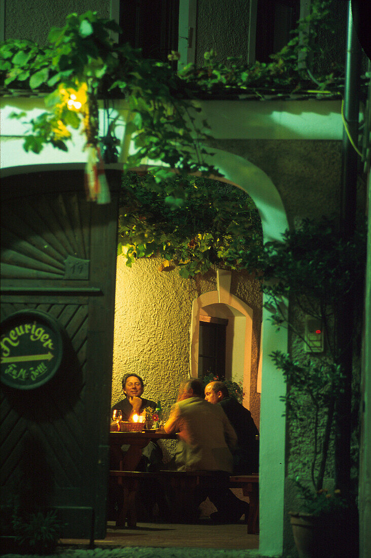 Heuriger Zottl, Weintrinker, Weißenkirchen, Wachau Niederösterreich, Österreich