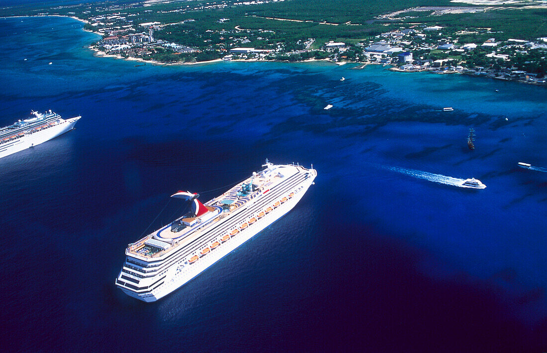 Kreuzfahrtschiff im Hafen, George Town, Grand Cayman, Cayman Islands, Karibik