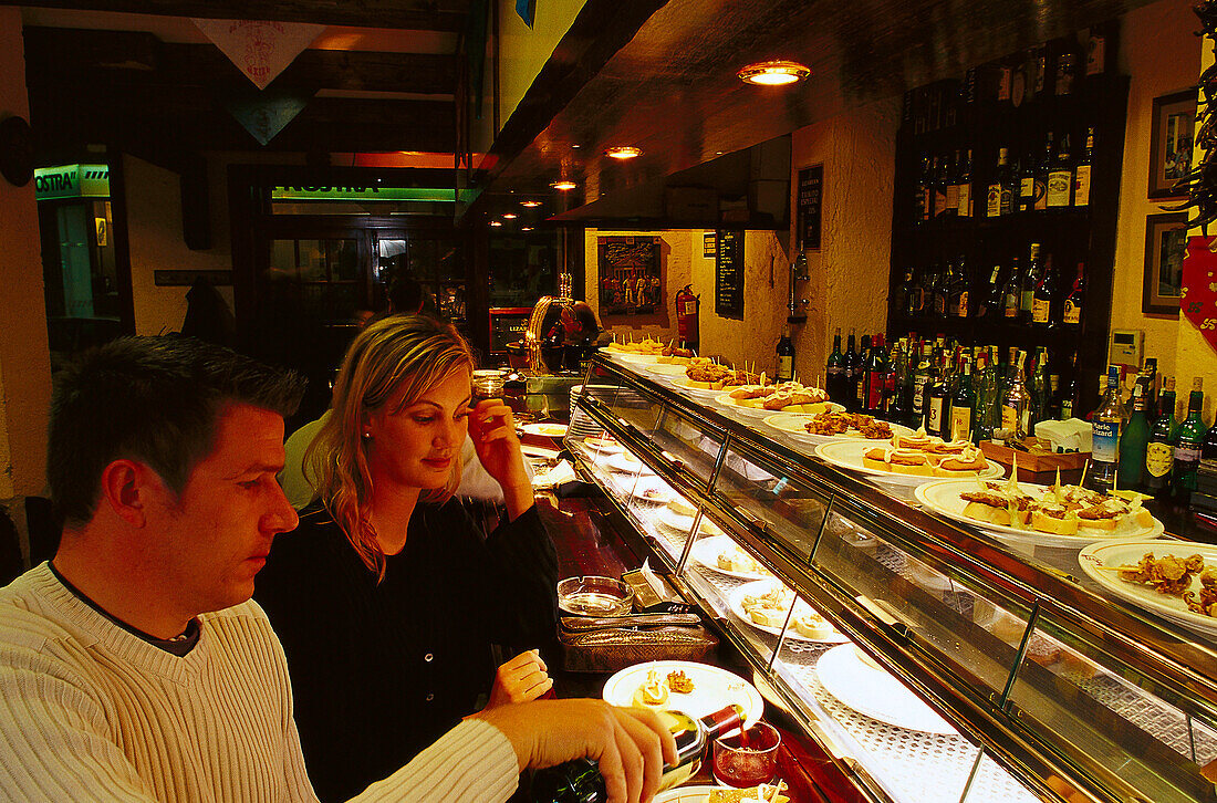 Paar in der Montaditos Bar, Lizarran, Palma de Mallorca, Mallorca, Spanien