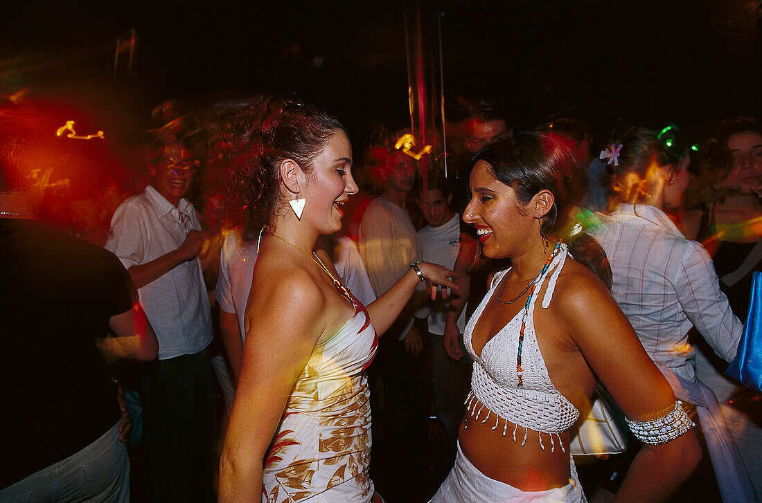 Zwei junge Frauen beim Tanzen in Tito' s Palace, Discothek, Palma, Mallorca Spain