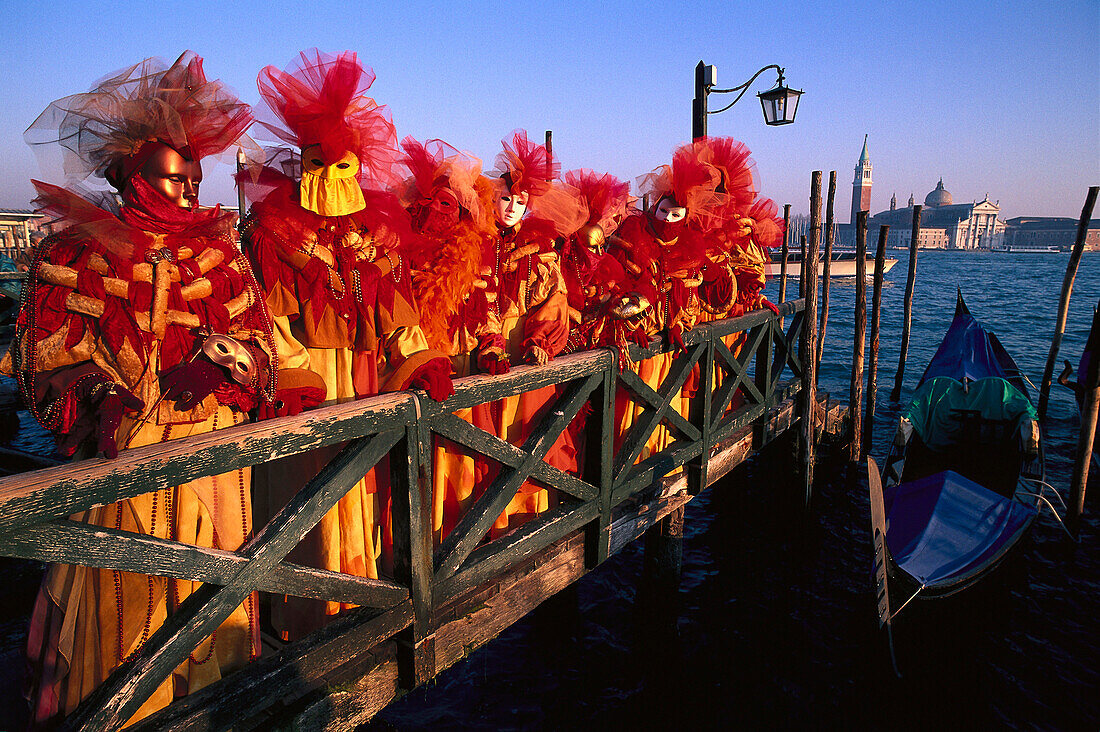 Verkleidete Menschen mit Maske auf einem Steg, Venedig, Venetien, Italien, Europa