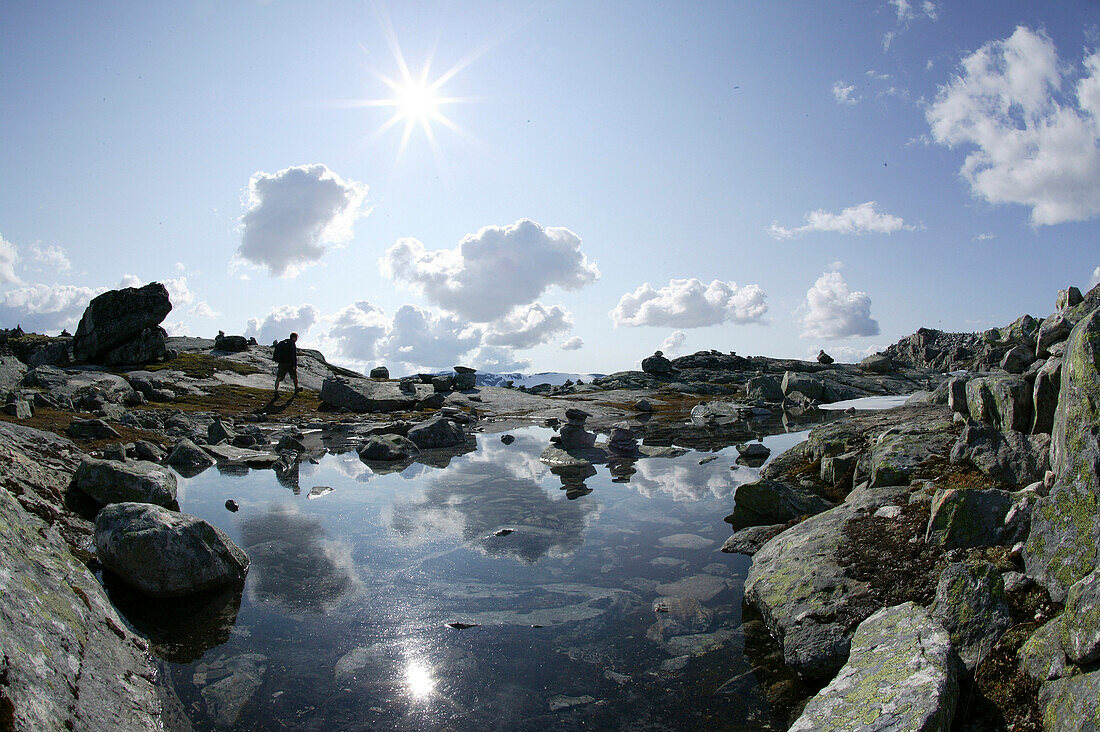 Eine Person beim Wandern, Dalsnibba, More og Romsdal, Norwegen