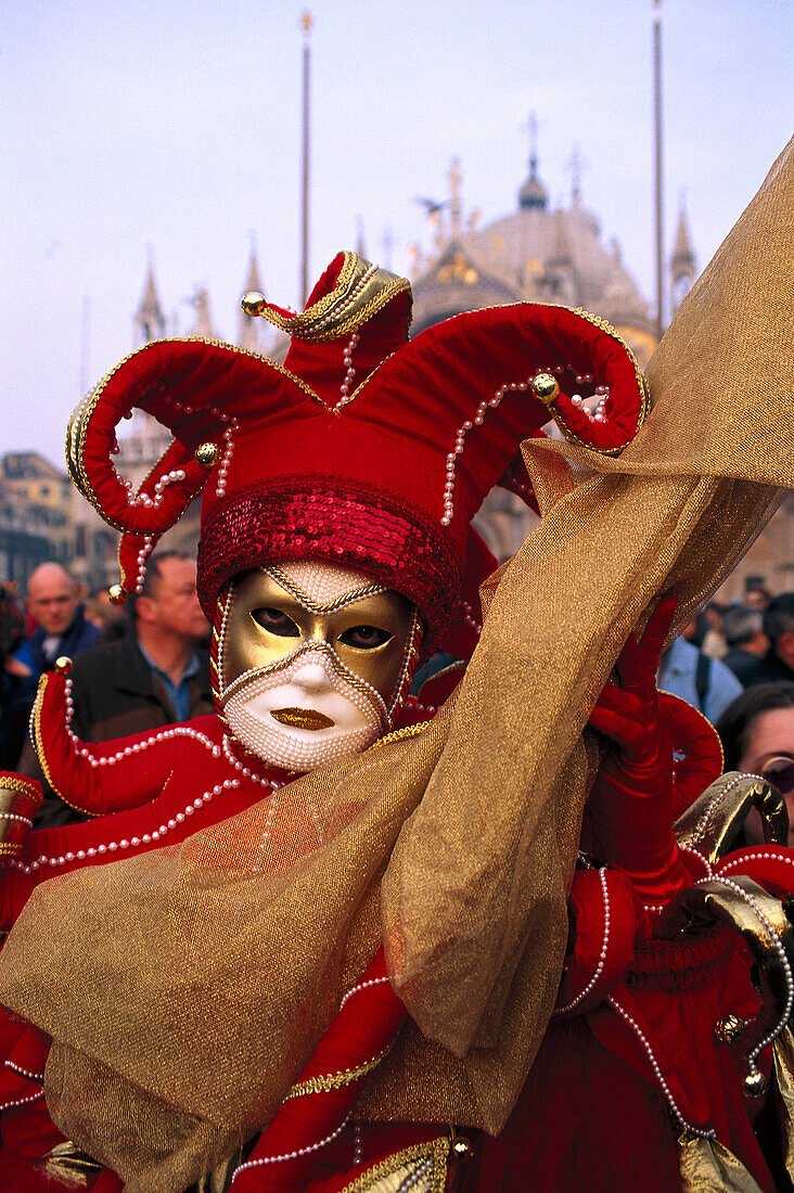 Verkleidete Person mit Maske an Karneval, Venedig, Venetien, Italien, Europa