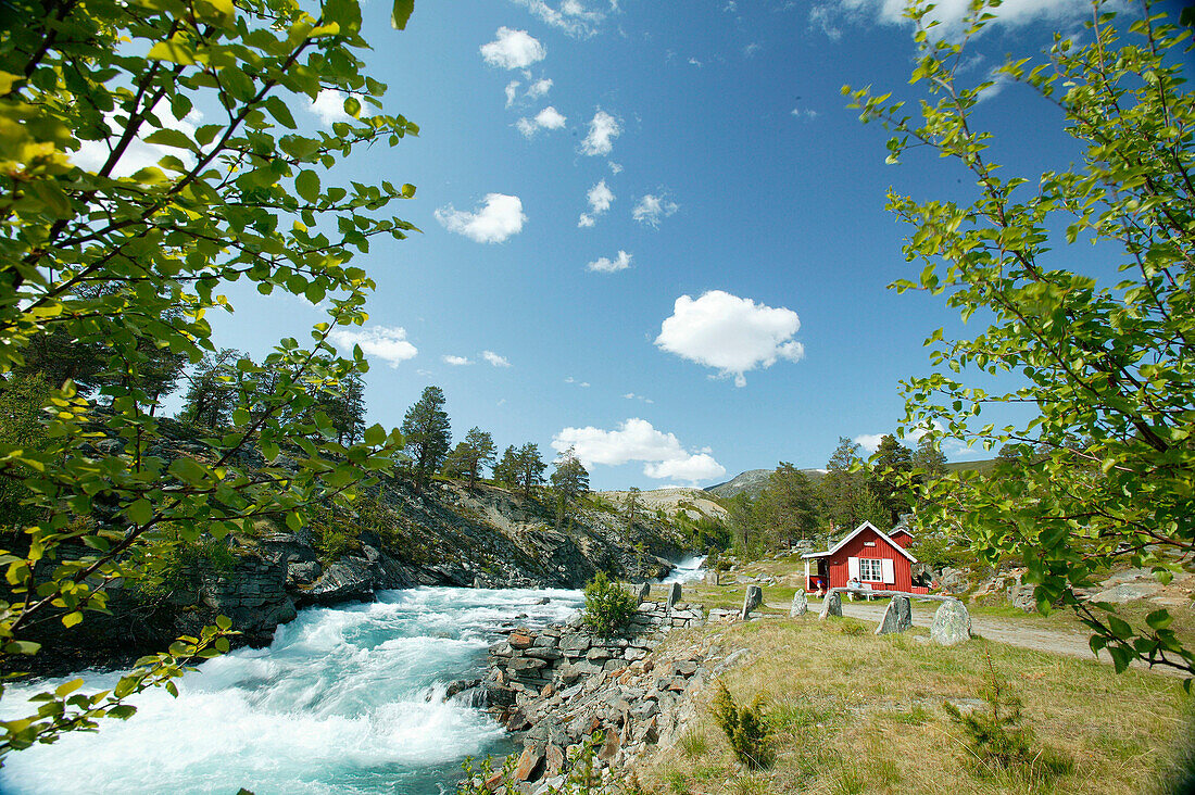 Kleines Häuschen an Fluss bei Grotli, Oppland, Norwegen