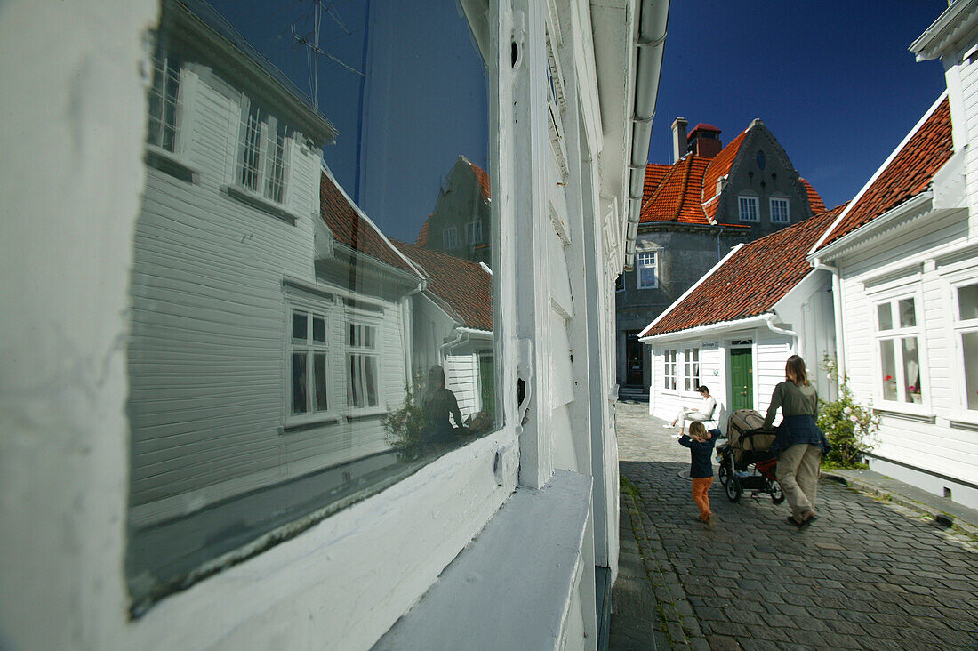 Eine familie beim Spazieren durch Skudeneshavn, Rogaland, Norwegen
