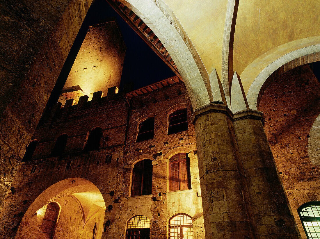 Piazza Duomo, San Gimignano, Tuscany, Italy