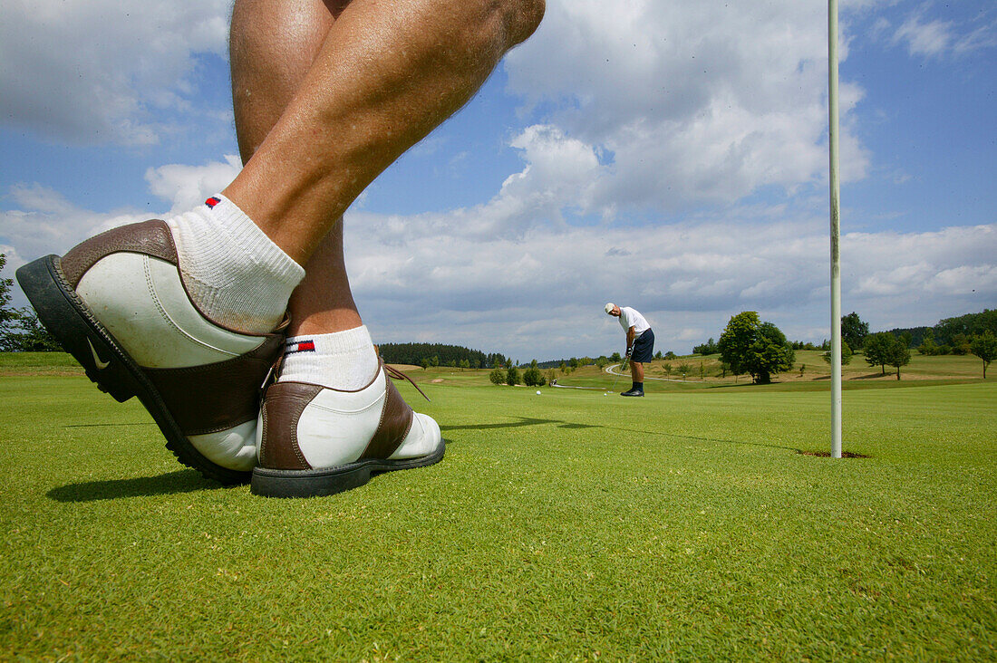Ältere Herren spielen Golf, Bad Griesbach, Bayern, Deutschland