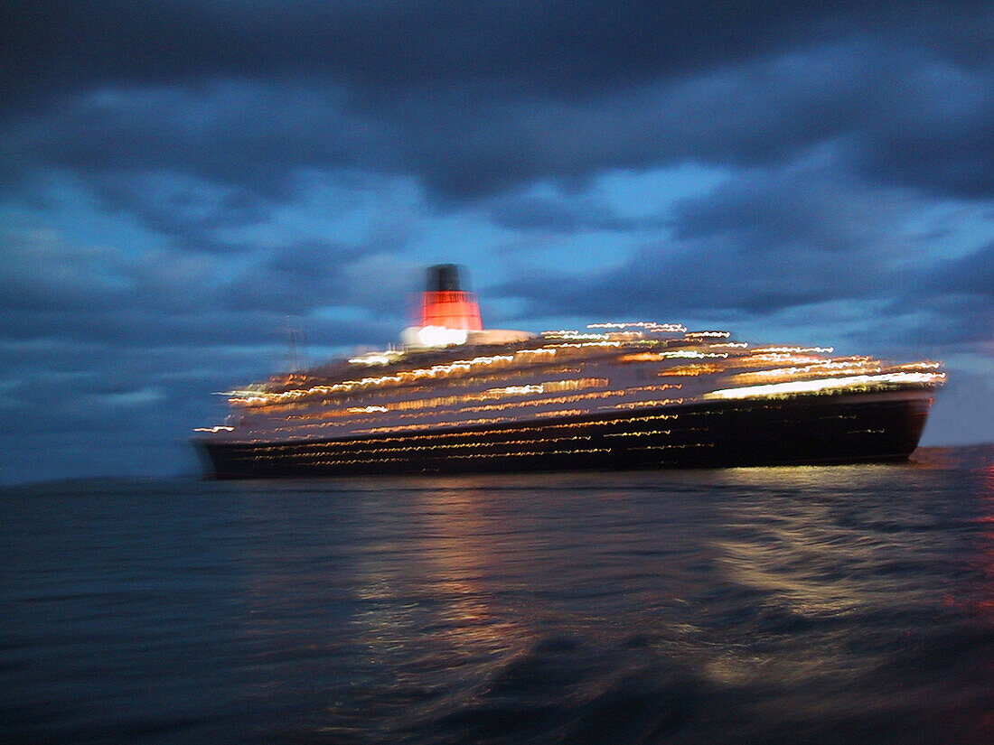 Kreuzfahrtschiff Queen Elizabeth 2 bei Nacht Bewegungsunschärfe, , Nordsee, Deutschland