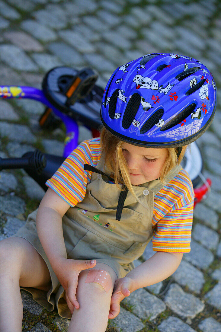 Mädchen mit Pflaster auf dem Knie